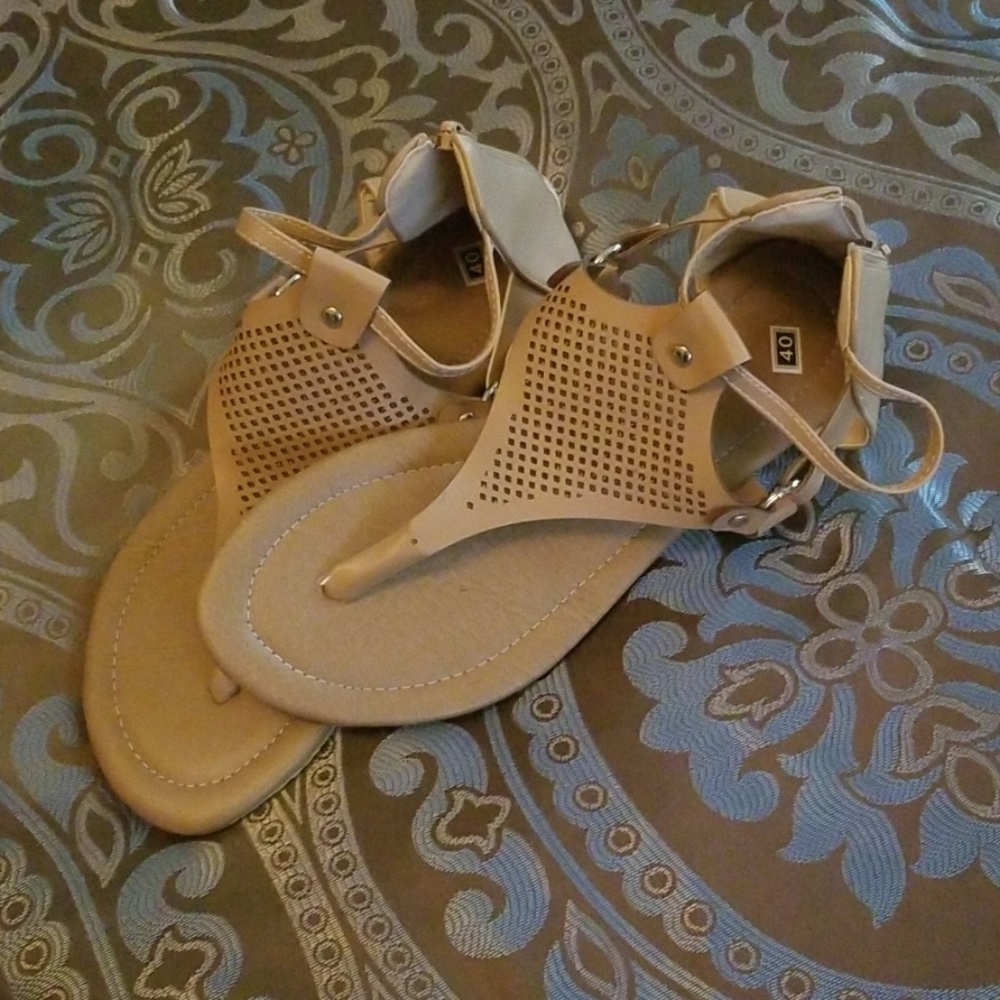 NWOT Womens Yucca T-Strap sandals, size 9